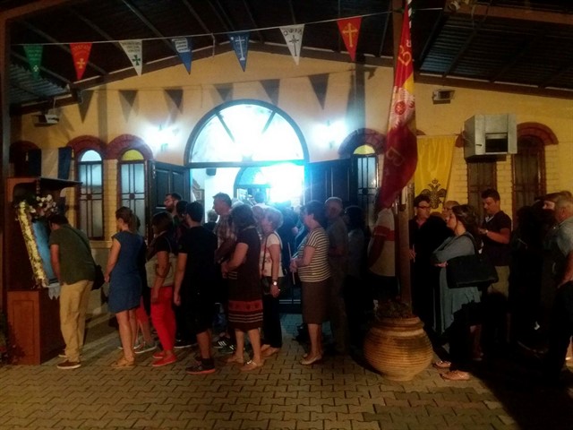 Η φωτογραφία της ημέρας: 22:30 το βράδυ και ουρές από κόσμο στην Αγία Παρασκευή Κοζάνης