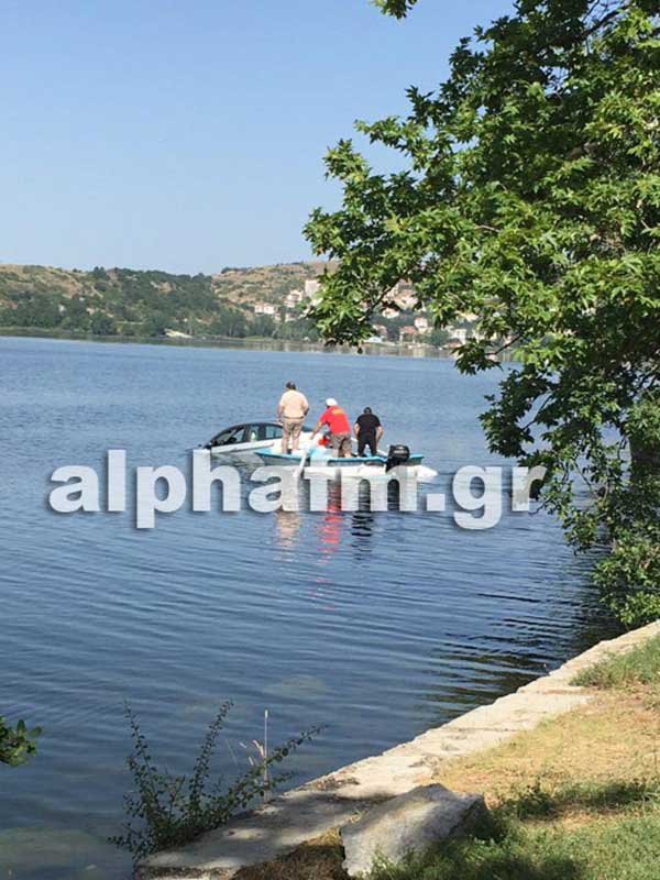 Αναστάτωση στην Καστοριά από αυτοκίνητο που έπεσε μέσα στην λίμνη – VIDEO