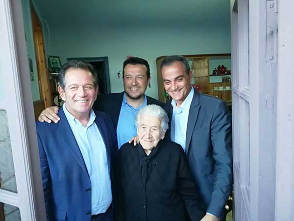 Ένα flashback στην επίσκεψη του Νίκου Παππά στον Πεντάλοφο-Τι σκέφτεται άραγε η γιαγιά του τοπικού ζαχαροπλαστείου