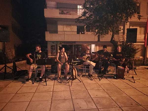 Γλέντι μέχρι αργά στην πλατεία Αλώνια από το ΚΚΕ Κοζάνης