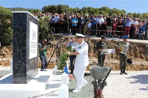Μνημείο στο σημείο συντριβής του ελικοπτέρου στο Σαραντάπορο