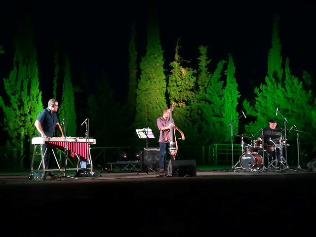 Υπέροχες jazz μουσικές από τους Χρήστος Ραφαηλίδης TRIO στο Υπαίθριο Δημοτικό Θέατρο