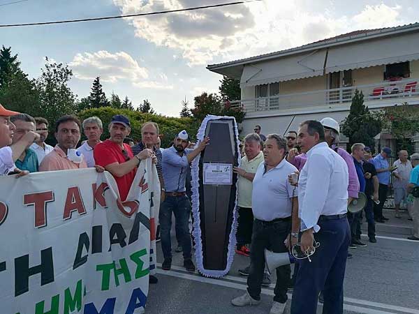 Κάνουν την …κηδεία της ΔΕΗ οι εργαζόμενοι! Με συνθήματα και κάσα (!) η υποδοχή του Αλέξη Τσίπρα