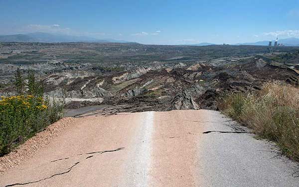 Είκοσι οικογένειες ζουν ακόμα στους Αναργύρους με τον κίνδυνο μιας νέας κατολίσθησης-Εκκένωση τώρα