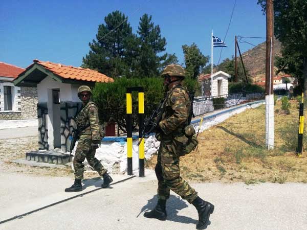 Εθνοφύλακες και έφεδροι κάνουν περιπολίες στα σύνορα της Καστοριάς (φωτό)
