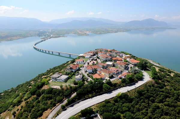 Η κωμόπολη Νεράιδα Κοζάνης: Το αγνάντι από τη γέφυρα του Αλιάκμονα