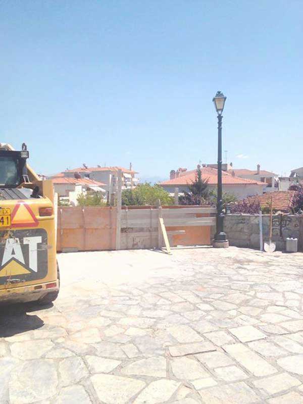 Επισκευή τοιχίου στην πλατεία της Σκ’ρκας από το συνεργείο της τεχνικής υπηρεσίας