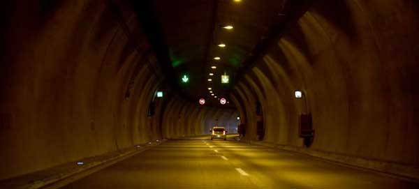 Αναφορά αναγνώστη για την έλλειψη φωτισμού στα τούνελ του Πολυμύλου -Η απάντηση της Εγνατίας Οδού