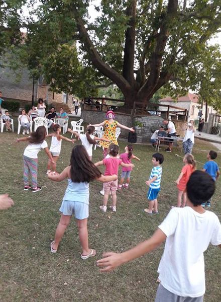 Παιχνίδια και παιδικά γέλια γέμισε η πλατεία της Χρυσαυγής Βοϊου