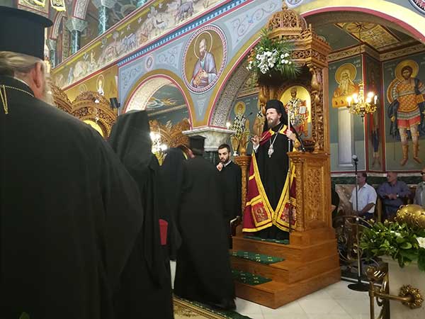 Πλήθος πιστών στον ΙΝ Κωνσταντίνου και Ελένης στον πανηγυρικό εσπερινό για την Ύψωση του Τιμίου και Ζωοποιού Σταυρού