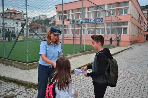 Ενημερωτικά φυλλάδια με συμβουλές οδικής ασφάλειας και κυκλοφοριακής αγωγής από την Αστυνομία