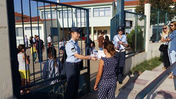 Ενημερωτικά φυλλάδια τροχαίας διανεμήθηκαν από τροχονόμους, σε γονείς και μαθητές Δημοτικών Σχολείων στην Δυτική Μακεδονία