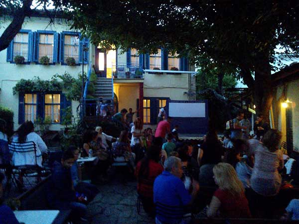 Ο αγαπημένος καραγκιόζης ενθουσίασε τους μικρούς φίλους στην αυλή του Φιλοπρόοδου!
