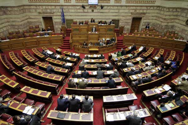 Οι 116 πρώην βουλευτές που ζητούν αναδρομικά & οι αντιδράσεις (ονόματα)