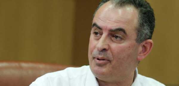 Οι σειρήνες χτυπούν στην Κοζάνη και ο Γιώργος Αδαμιδης συνεχίζει ατάραχος !!Δείτε το βίντεο.