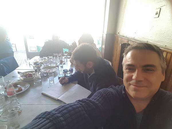 Ο Νίκος Ανδρουλάκης στο Άργος Ορεστικό, στο καφενείο που βγάζει πρωθυπουργούς (φωτογραφίες)