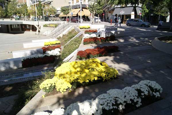 Πολύχρωμη από νέα άνθη η κεντρική πλατεία Κοζάνης