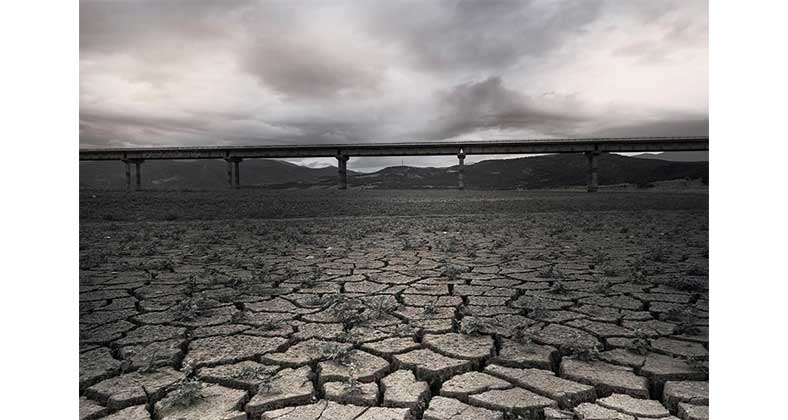 Η Φωτογραφία της Ημέρας: Γέφυρα Ρυμνίου χωρίς σταγόνα νερό, στη μέση της λίμνης (του Αργύρη Καραμούζα)