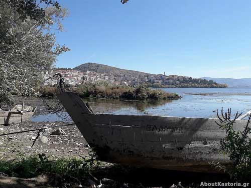 Η λίμνη της Καστοριάς όπως δεν την έχετε ξαναδεί – Πρωτόγνωρες εικόνες από την πτώση της στάθμης