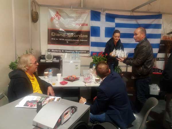 Ο Κώστας Κυριακίδης σερβίρει τους εκθέτες της έκθεσης των Κοίλων