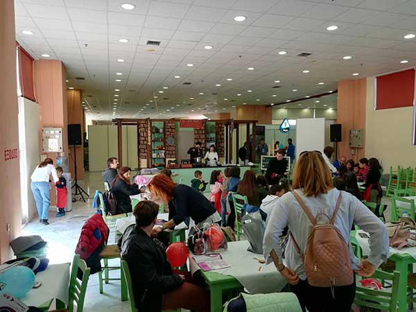 Ο παγωτατζής και οι γεύσεις με μούστο ενθουσίασαν τα παιδιά στο Εκθεσιακό Κέντρο Κοζάνης