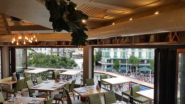 Στο μπαλκονάκι του Ναουμίδη με θέα την πλατεία πίνουμε το τσιπουράκι μας
