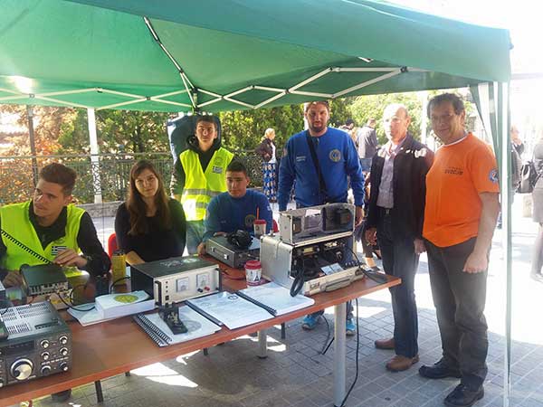 Οι ραδιοερασιτέχνες στην πλατεία καλούν τον κόσμο να συμμετάσχει σε ραδιοερασιτεχνικό  διαγωνισμό