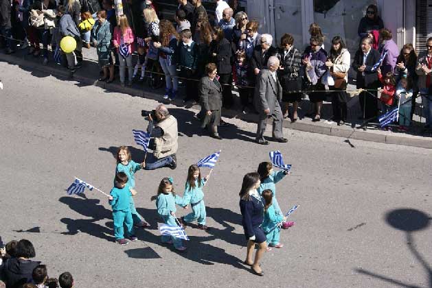 Η Φωτογραφία της Ημέρας: Τα πιτσιρίκια με τα σημαιάκια στην παρέλαση!