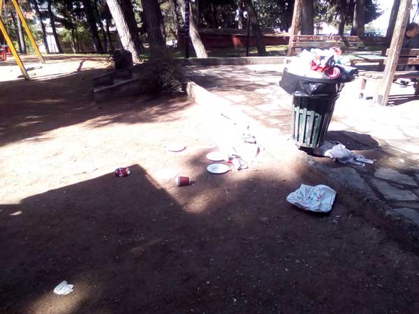Γονέας καταγγέλλει: Σκουπίδια στο παρκάκι του Αγίου Δημητρίου