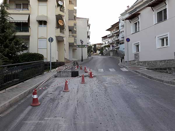 Σχάρες τοποθετήθηκαν στην οδό Αγίων Σαράντα για την αποφυγή πλημμύρων