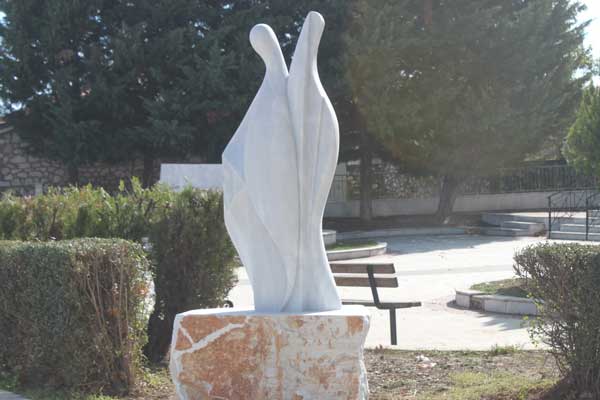 Τα μαρμάρινα γλυπτά του 1ου Συμποσίου Γλυπτικής κοσμούν την πλατεία του Τρανοβάλτου, εν αναμονή της επίσημης τελετής των αποκαλυπτηρίων