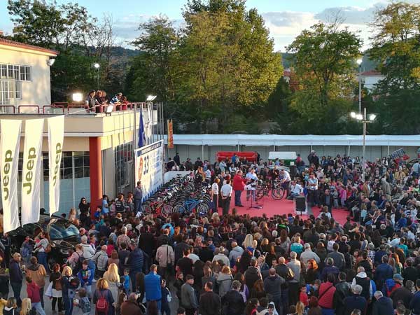 Το αδιαχώρητο στο Εκθεσιακό Κέντρο για την κλήρωση των ποδηλάτων της Τροχαίας Κοζάνης!