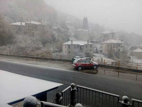 Πυκνή χιονόπτωση σημειώνεται αυτή την ώρα στα ορεινά της Φλώρινας