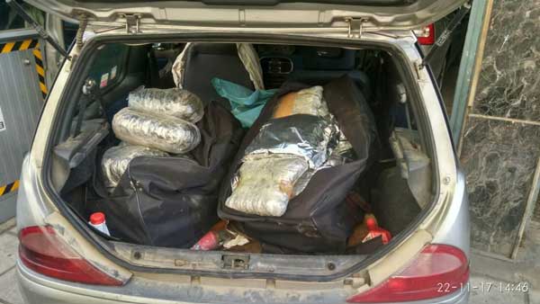 Καστοριά: Συνελήφθησαν με 40 κιλά χασίς κρυμμένα σε ταξιδιωτικούς σάκους στο Ι.Χ.