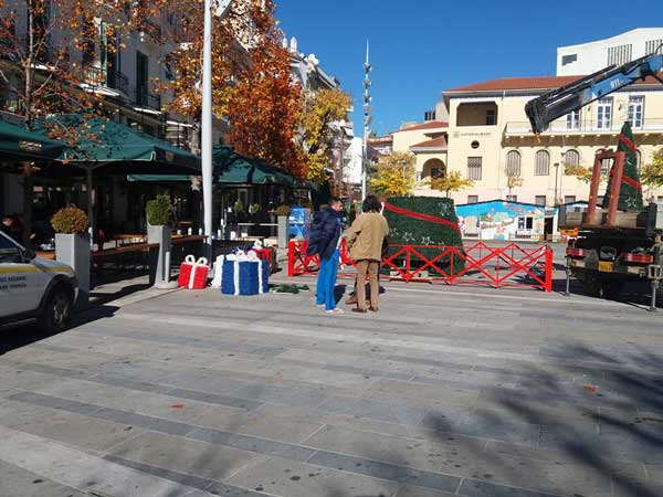 Τοποθετήθηκε το χριστουγεννιάτικο δέντρο στην πλατεία της Κοζάνης