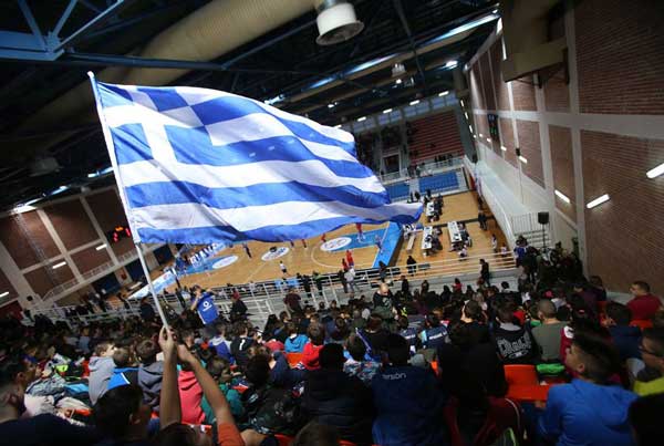 Η καταπληκτική κερκίδα που έκαναν οι χιλιάδες θεατές της Κοζάνης στα κορίτσια της Εθνικής μας Ομάδας Μπάσκετ