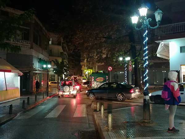 Άναψαν τα πρώτα χριστουγεννιάτικα λαμπιόνια στους δρόμους της Κοζάνης