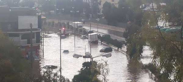 Χείμαρροι οι δρόμοι στην Αθήνα λόγω καταιγίδας -Παρασύρθηκαν ΙΧ στο Κερατσίνι [εικόνες & βίντεο]