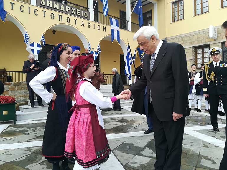 Η φωτογραφία της ημέρας: Η στιγμή που ο Πρόεδρος της Δημοκρατίας συνάντησε την Ανδρομάχη