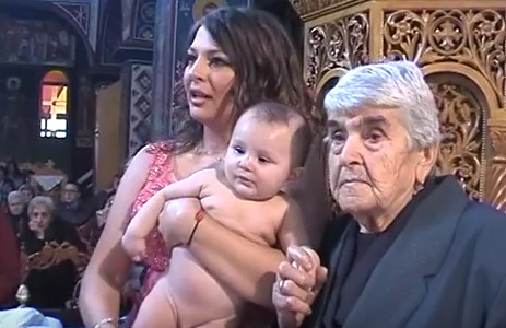 89χρονη από τον Περδίκκα Εορδαίας βάφτισε τον τρισέγγονο της (video)