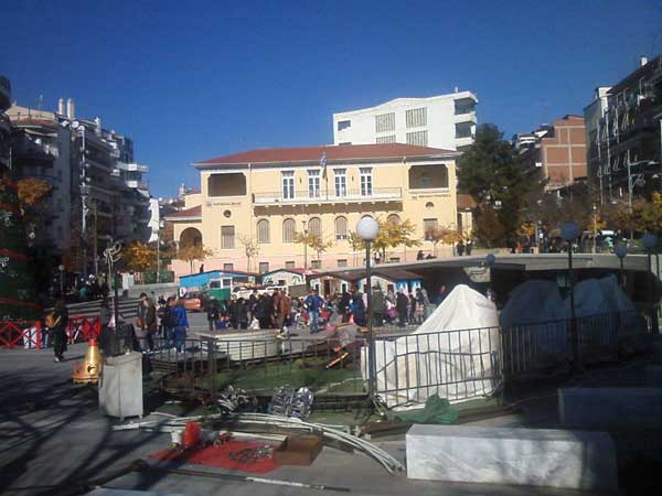 Τοποθετείται το χριστουγεννιάτικο καρουζέλ και το τρενάκι στην πλατεία της Κοζάνης