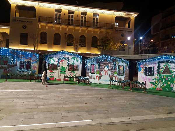 Σε λειτουργία το τρενάκι της πλατείας-Φωτισμένα το βράδυ τα σπιτάκια