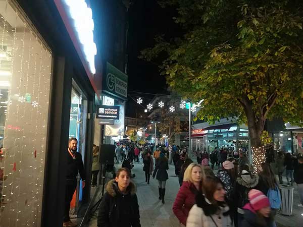 Γέμισαν τα καταστήματα της Κοζάνης, την πιο “Λευκή” νύχτα της πόλης