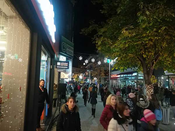 Η τελευταία Λευκή Νύχτα της Κοζάνης το 2018 με κόσμο στα καταστήματα