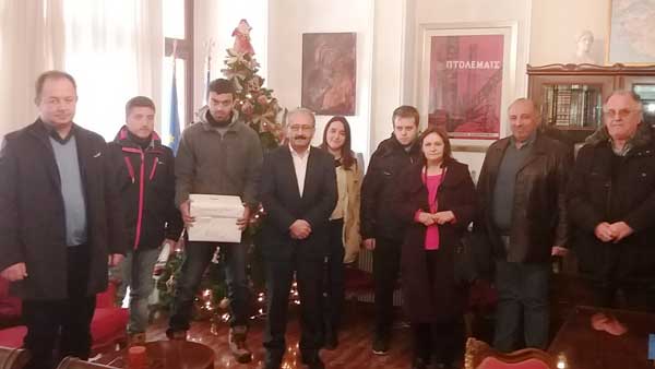 Τα πρώτα χριστουγεννιάτικα κάλαντα στο δήμαρχο Εορδαίας από μαθητές-συλλόγους και ΚΑΠΗ της Πτολεμαΐδας