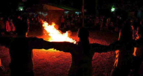 Φωτιά και μεταμφιέσεις: Οι συμβολισμοί πίσω από τα έθιμα του Δωδεκαήμερου