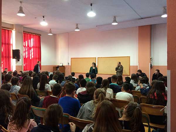 Εκδήλωση στο 8ο Γυμνάσιο Κοζάνης με αφορμή τη θέσπιση της 3ης Δεκεμβρίου ως Παγκόσμιας Ημέρας Ατόμων με Αναπηρία από τον ΟΗΕ