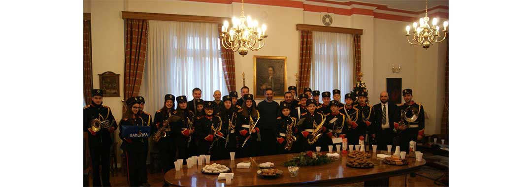 Τα “έψαλαν” στο δημαρχείο Κοζάνης! Κάλαντα από την Πανδώρα, τη μπάντα του Στρατού και συλλόγους!