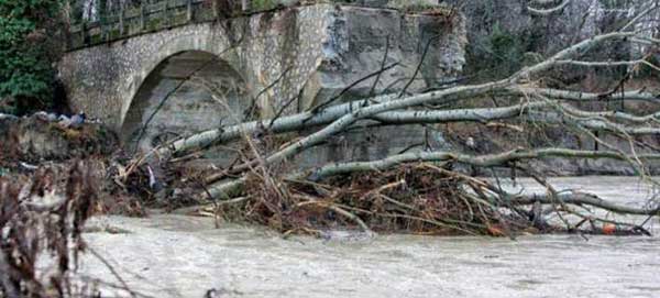 Καστοριά: Έπεσε το γεφύρι της Ποριάς από τη σφοδρή κακοκαιρία [βίντεο]
