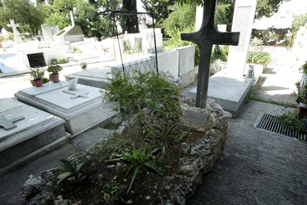 Η Εφορία «κυνηγά» γυναίκες που ανάβουν καντήλια σε νεκροταφεία